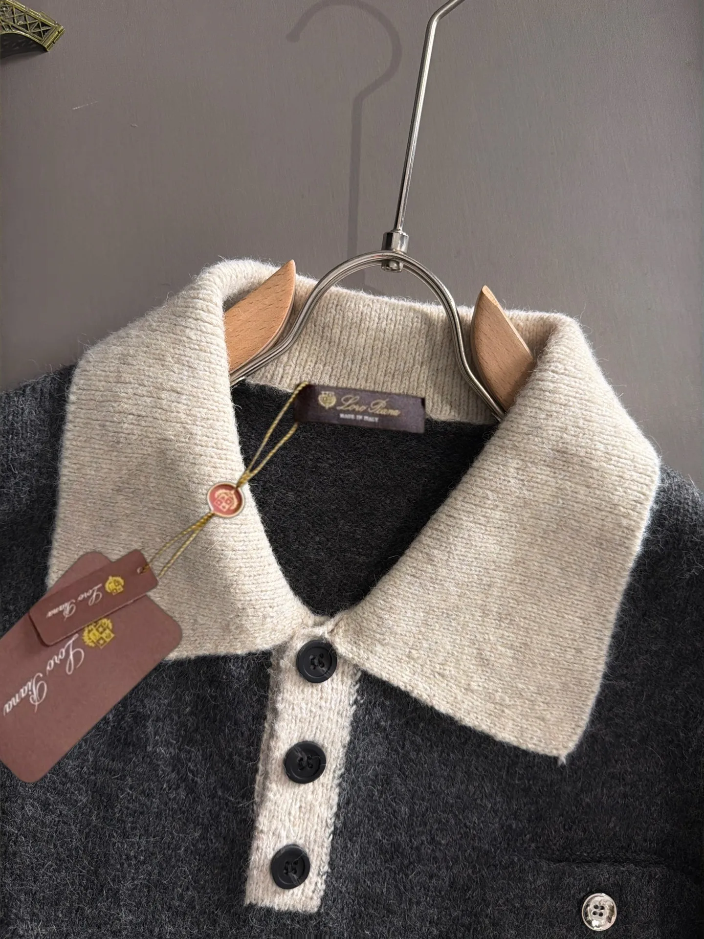 LP Loro Piana's latest sweaters from the official website for fall and winter 2026 are now on sale at the counter for Hot Sale! Specially made of wool blended fabric. It feels comfortable and can be directly in contact with the skin. The logo badge is exquisitely embroidered, which is extremely eye-catching! The details highlight the fashionable charm of big brands. Exquisite workmanship. Three-dimensional cutting style. The wearing effect is invincible and handsome! All three standards are complete! Sizes:M-3XL